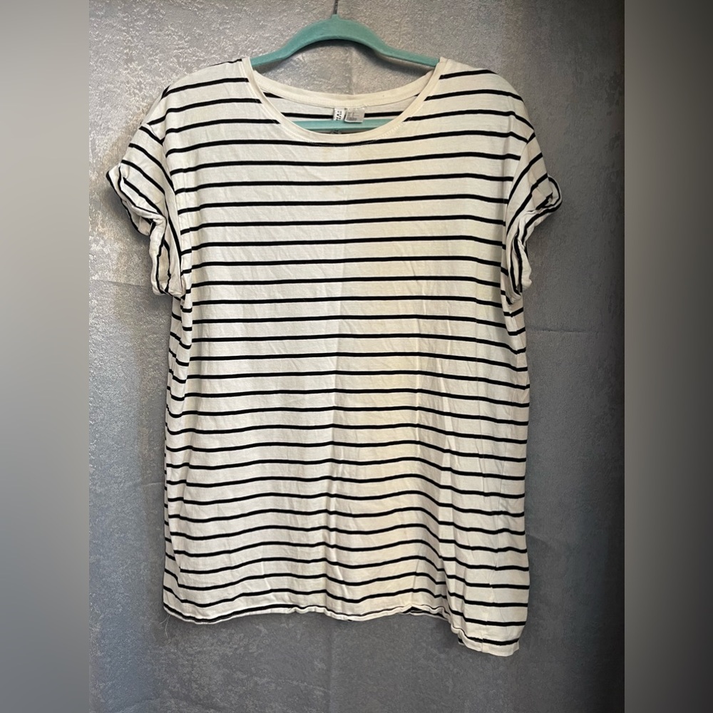 Short sleeve black and white striped t shirt